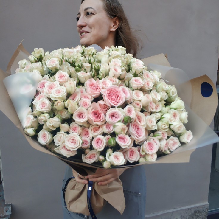 Букет из 41 кустовой розы