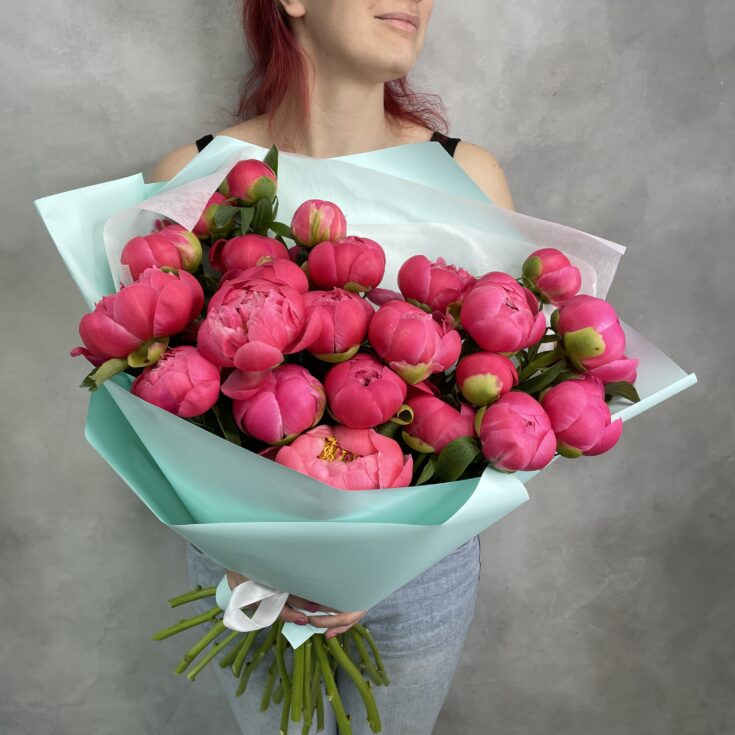 Букет из 25 коралловых пионов