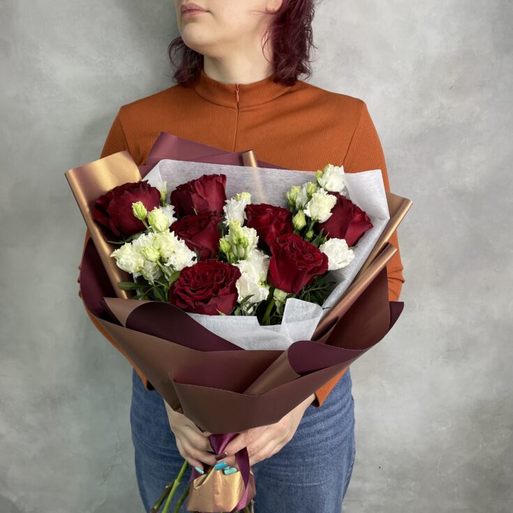 Букет роз Hearts с лизиантусами