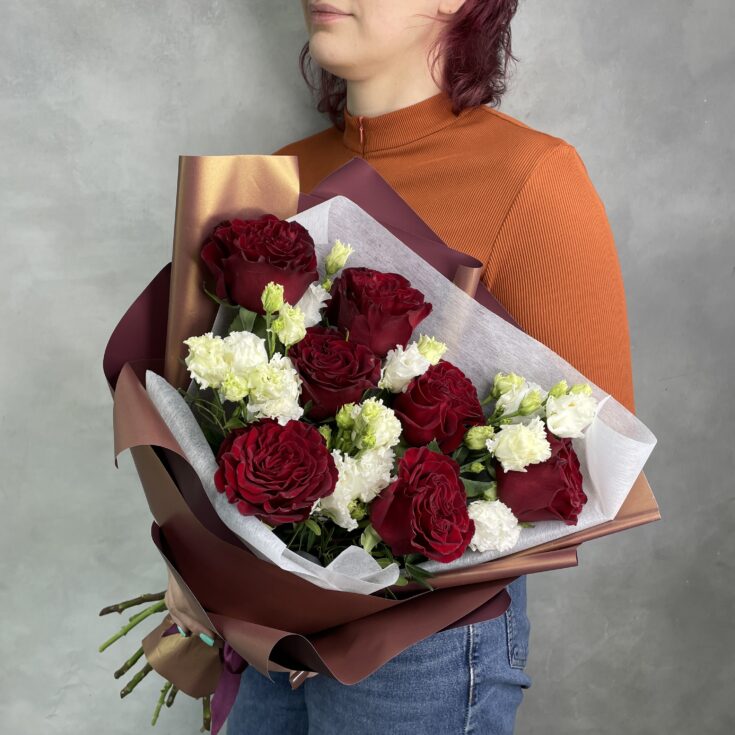 Букет роз Hearts с лизиантусами