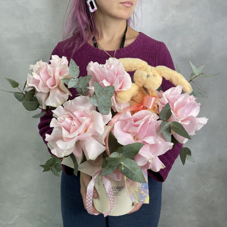 Композиция с Зайчиком и розами Pink Mondial
