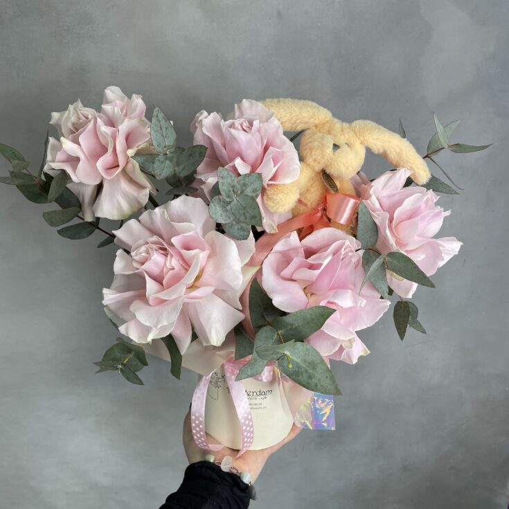 Композиция с Зайчиком и розами Pink Mondial