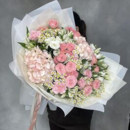 Букет с розовыми гортензиями и ромашками