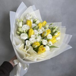 Букет лизиантусов и желтых тюльпанов