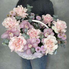 Корзина с розовыми розами