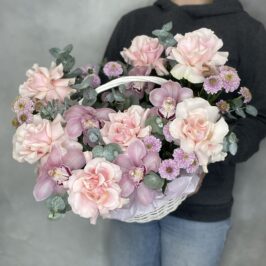 Корзина с розовыми розами