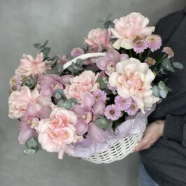 Корзина с розовыми розами