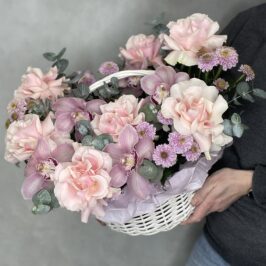 Корзина с розовыми розами